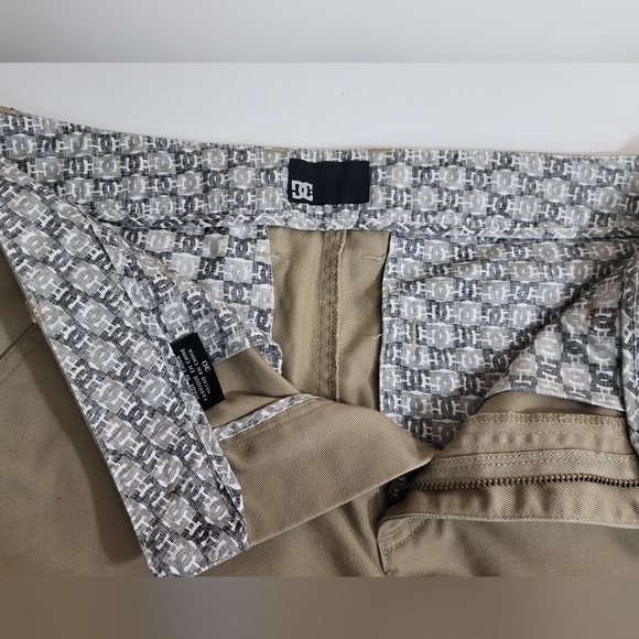 DC Shoe Co. Tan shorts, Size: 30 Style: Intro, RN#93220 - Picture 4 of 8
